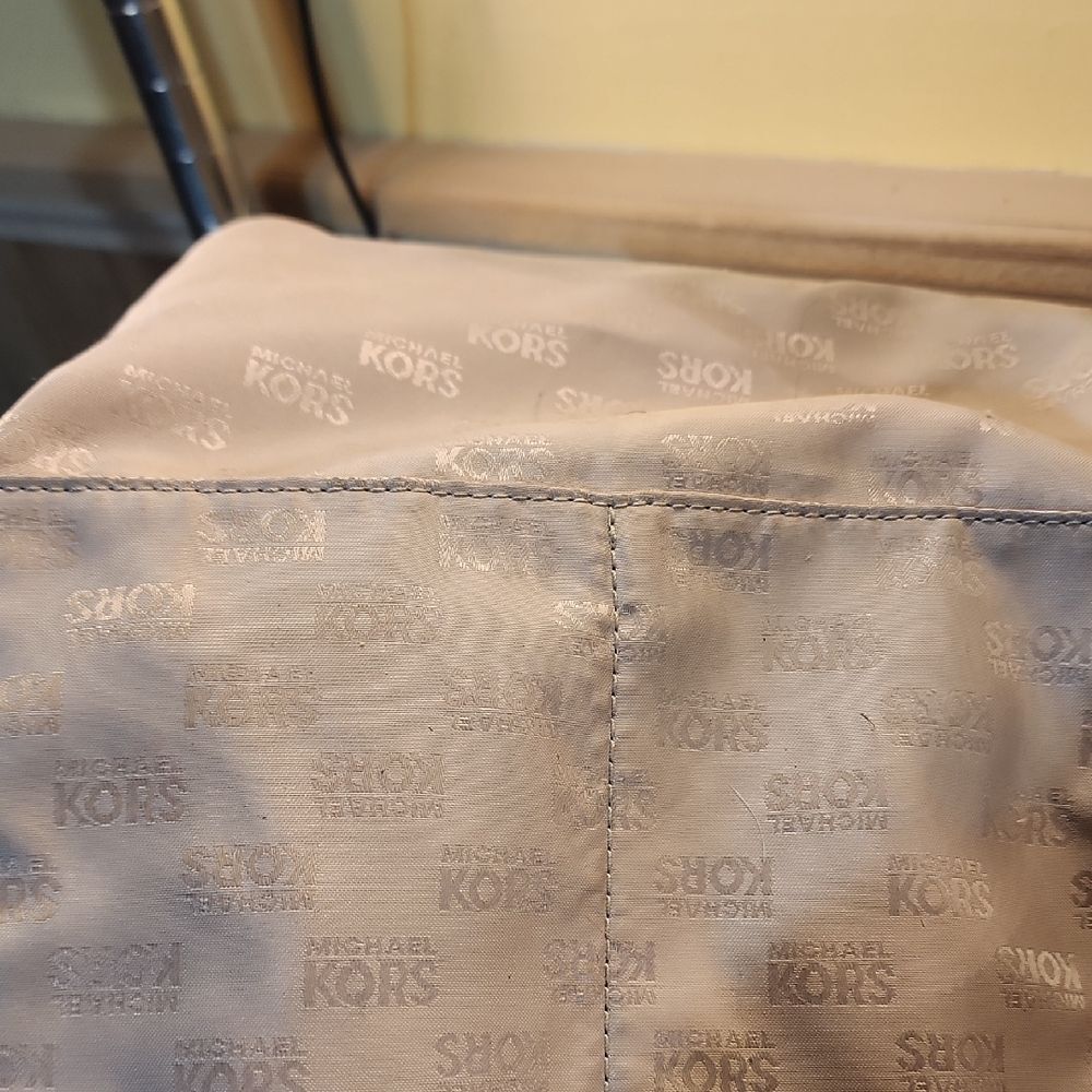 Michael Kors Cream Monogram Tote EUC Neutral Travel Ready - Picture 7 of 13